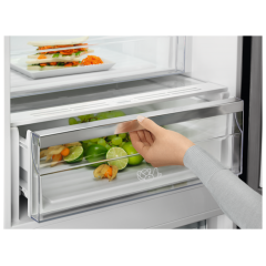 Холодильник с морозильником Electrolux LNT7ME34G1