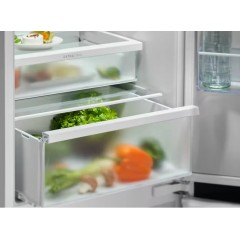 Холодильник с морозильником Electrolux ENT6MD19S3