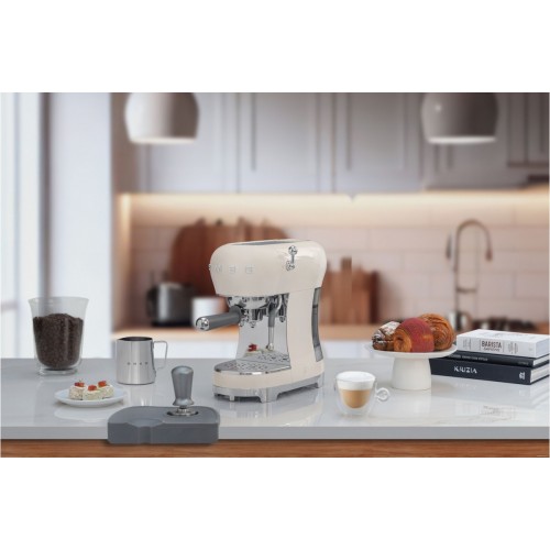 Рожковая кофеварка Smeg ECF02CREU